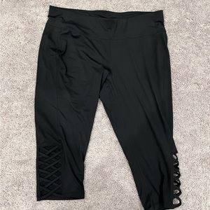 NWOT LIVI ACTIVE POLYESTER/SPANDEX CAPRIS JOGGERS